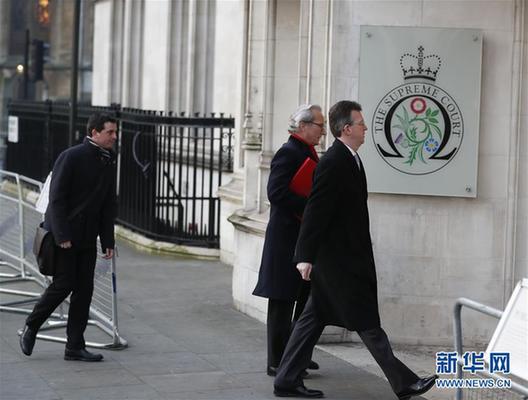 1月24日，在英国伦敦，英国总检察长杰里米·赖特(前左)抵达英国最高法院。英国最高法院24日终审裁决，政府启动“脱欧”程序须经议会投票批准。这意味着议会取得英方“脱欧”进程主导权。 新华社记者韩岩摄
