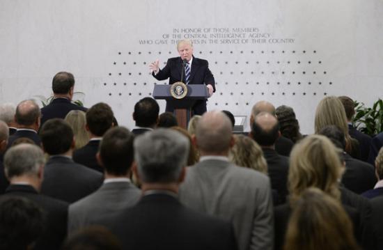 21日，美国总统特朗普来到 美国中央情报局 总部，当着百余 特工 发表演讲