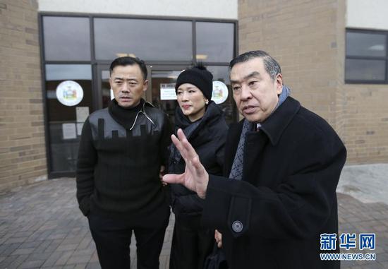 周立波与妻子、律师法院外接受采访