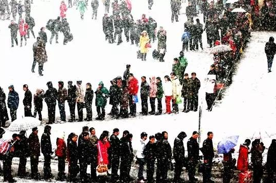 2007年2月7日，一场暴雪突降太原市，在太原站购买车票的人们排成了长龙。视觉中国供图