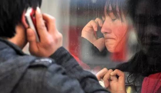 2011年1月29日，广州火车站站台上，开往北京的列车旁，一对情侣在泪别。视觉中国供图