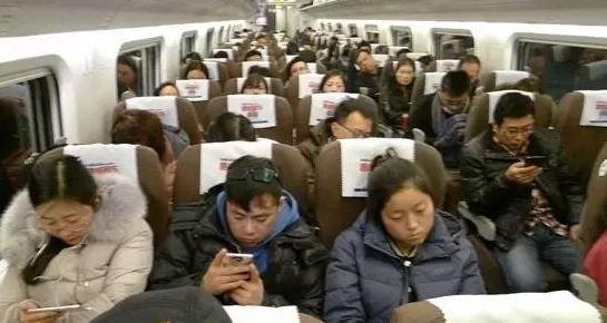 2017年1月24日，旅客乘坐荣成至青岛北的动车组列车。视觉中国供图