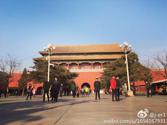 昨天，北京气温回升，故宫游客较多。（来源：微博）