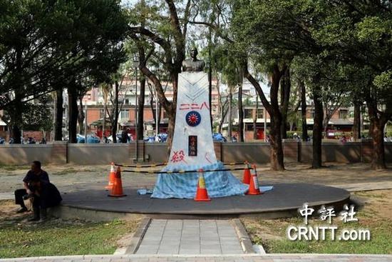 新旧铜像对比（图片来源：中评社）