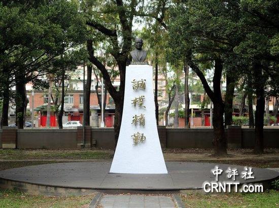 新旧铜像对比（图片来源：中评社）