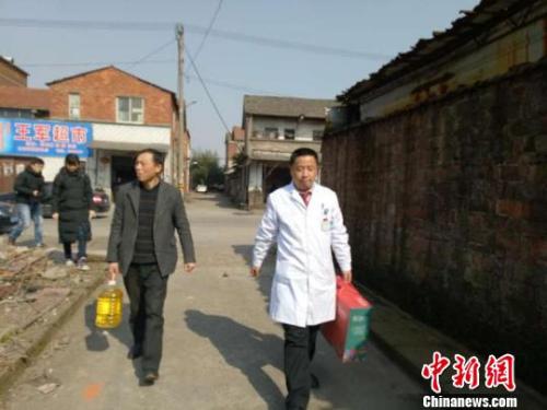 万少华探望烂脚老人。 王颖珺 摄