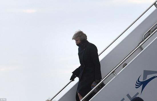 英国首相抵达美国