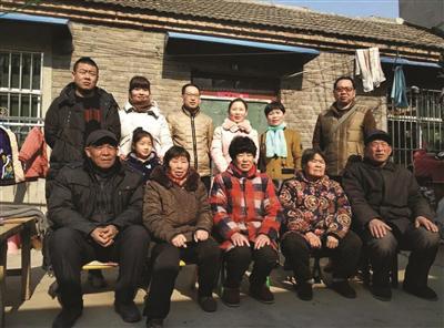 被救老人和小赵一家人拍了张“全家福”。图片取自网络