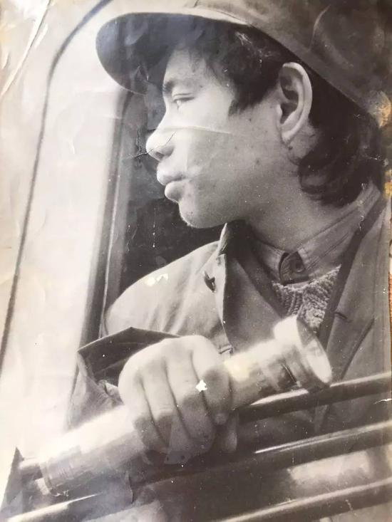1984年，父亲20岁，考上了济南铁路机械学校。新京报记者付珊 翻拍