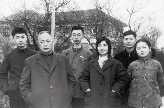 ▲1964年2月，在成都的全家合影（照片后排中间为陈昊苏）