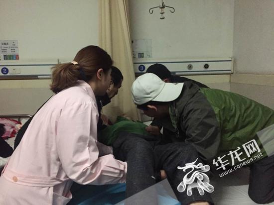 医护人员将伤者安置在提前准备好的病房里。市人民医院供图 华龙网发