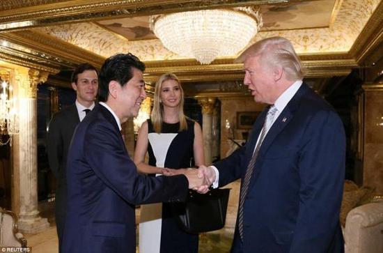 去年11月17日，安倍仓促访美，特朗普带着女儿女婿与之会面