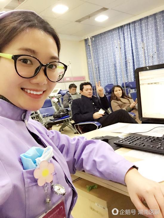 （坚守在工作岗位上的袁茜茜）