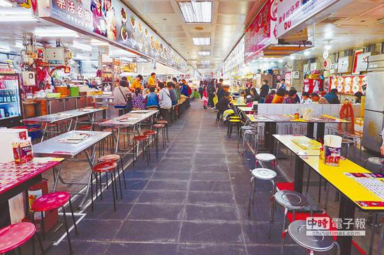 原本热闹的台北士林夜市，用餐时间不少店家空荡荡。（图片来源：台湾《中时电子报》）