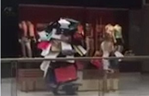 实拍：丈夫全身挂满妻子购物袋如同隐身