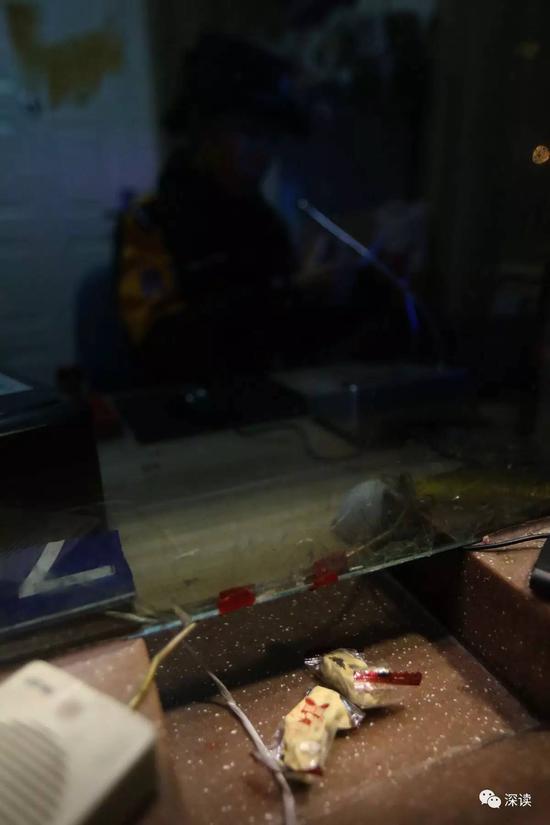▲凌晨在北京站进站口的临时身份证制证点一名小女孩放下两块糖就走了,王宁告诉我平时工作最大的期盼就是公众的理解,现在看着这两块糖我觉得让我再累点也值得。