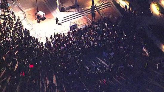 航拍：加大伯克利分校爆发反特朗普抗议