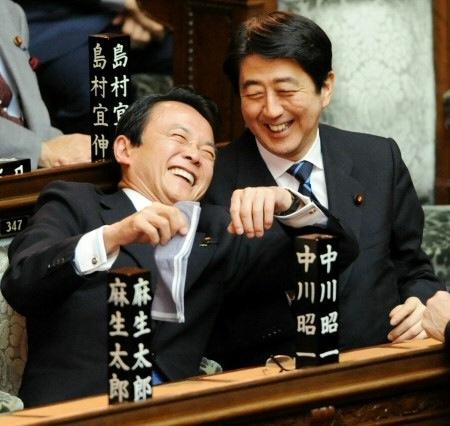 日本首相安倍晋三（右）、日本副首相兼财务相麻生太郎（左）