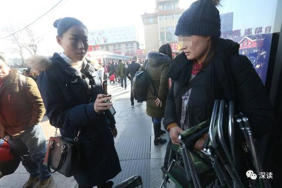 ▲便衣打击中清除一名在北京站广场贩卖凳子的游商