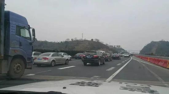 今天，杭金衢高速杭州方向大流量缓行。 于军摄