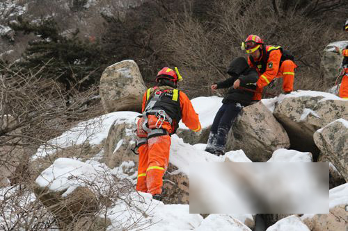女游客爬泰山跳崖自杀 消防官兵生死救助4小时
