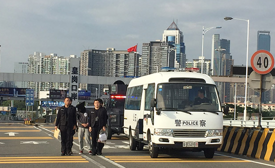 香港空姐尸藏衣柜案告破 嫌犯捂脸不敢面对镜头