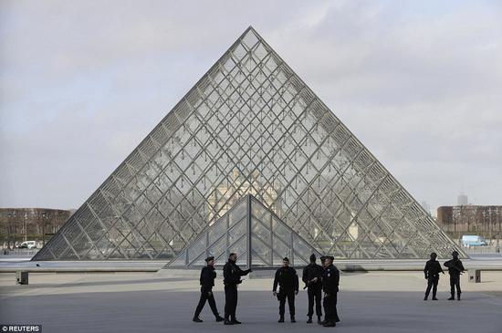 男子持刀强闯卢浮宫遭枪击 警方已疏散游客
