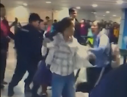 实拍：机场两旅客疑因插队大打出手 场面火爆 