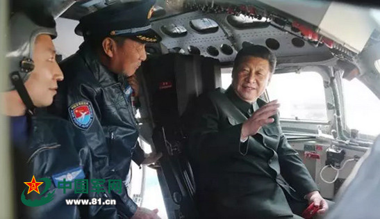 2015年2月16日，中共中央总书记、国家主席、中央军委主席习近平视察驻西安部队，他登上战机，坐进驾驶舱，了解装备性能，体验操作使用。李刚 摄