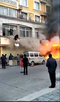 被困群众紧急逃生