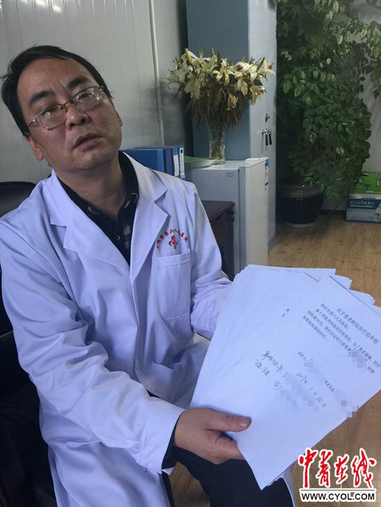 杨绍雷出示《关于患者转院治疗的申明》。图片/中青在线