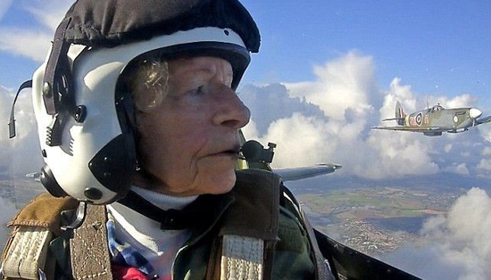 英国百岁女老兵驾二战战机巡天 庆祝百岁生日