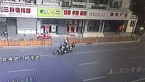 上城交警的摩托车骑警已经在三桥下桥口等候