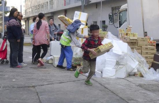 香港过期薯条丢垃圾站 街坊疯抢1分钟扫完