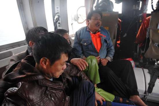 遇险渔船上的人员被救起。（图片来源：交通运输部救助打捞局）