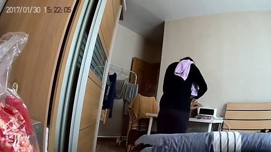 女子入室盗窃被摄像头网络直播 民警将其抓获