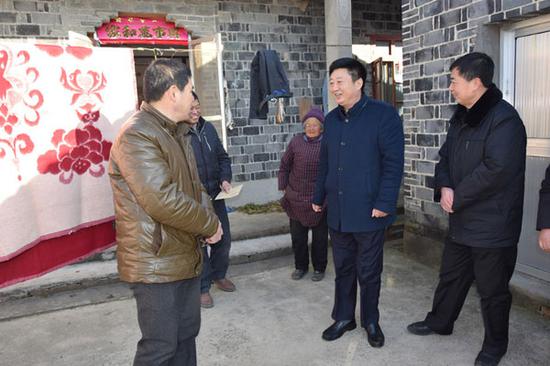 洪泽法院党组书记、院长王亚林深入基层开展调