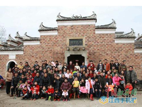 子孫與百歲老人合影