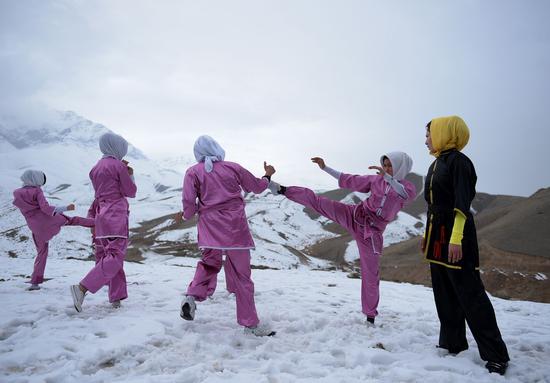 阿富汗少女组团练武术 对抗街头暴力和歧视 