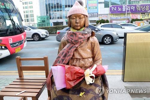 日本驻釜山总领事馆前的慰安妇少女像