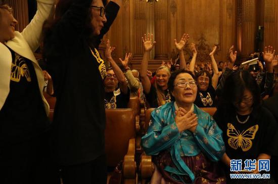 2015年9月22日，在美国旧金山巿政厅，议案通过后韩国“慰安妇”幸存者李容洙（前右二）情绪激动。