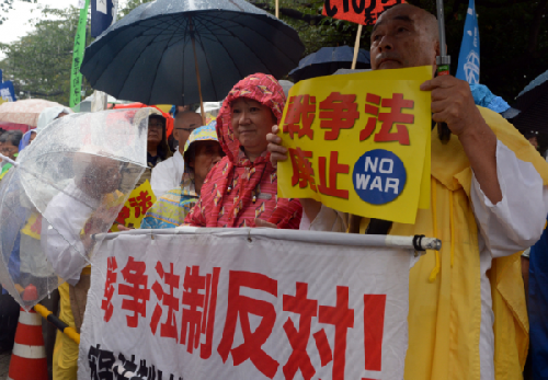 　　图说：2016年9月19日，数万日本民众在东京举行抗议集会，呼吁废除新安保法。
