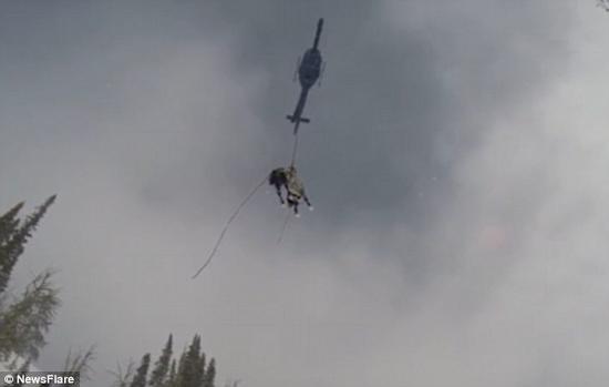 真正的天马行空：直升机救出被困雪山马匹