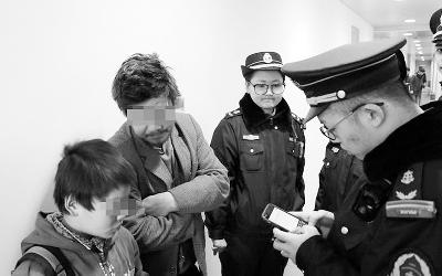 执法人员询问在北京地铁内乞讨的儿童