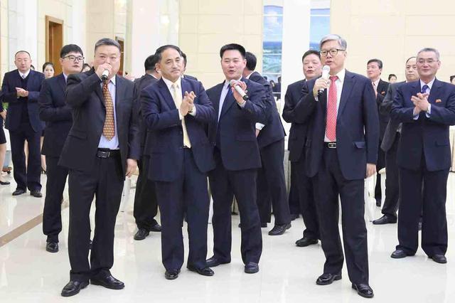 图注：朝鲜为中国大使馆馆员办新年联欢会