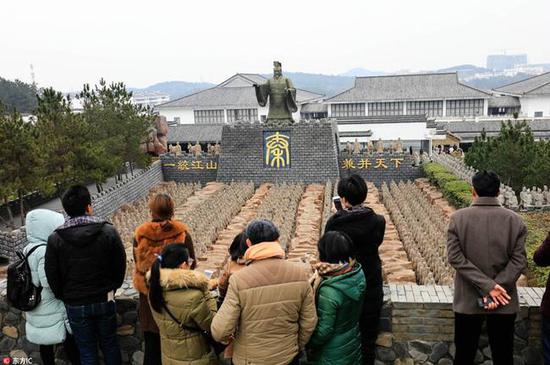 山寨兵马俑群