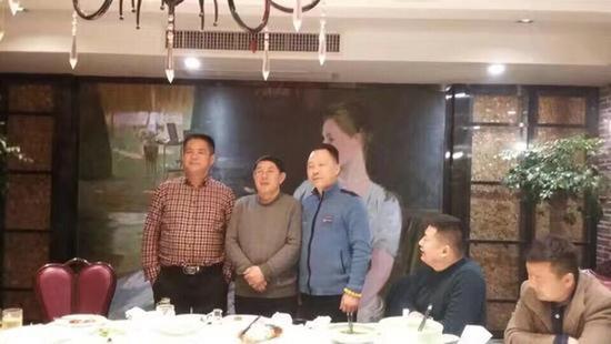 宴请结束后，客人们的留影。据知情人介绍，中间站立者为武建华。