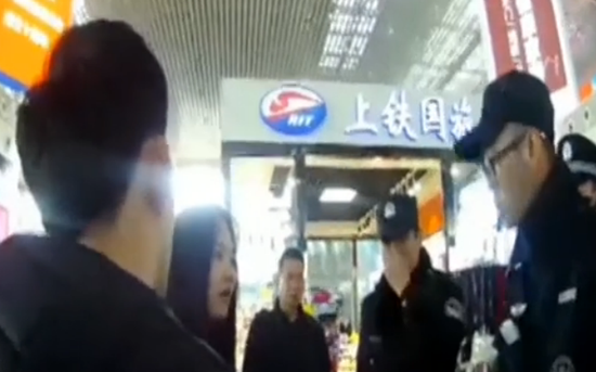 无语！小情侣火车站拒绝安检 还给警察一耳光