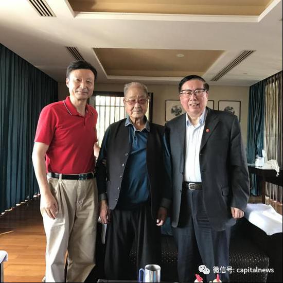 宋平（中）与徐中远（右）