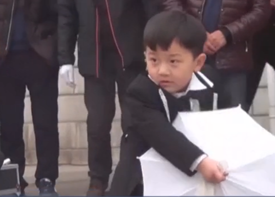 萌帅！三岁小魔术师秀“大变活人”绝技